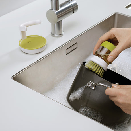 afwasborstel met afwasmiddel