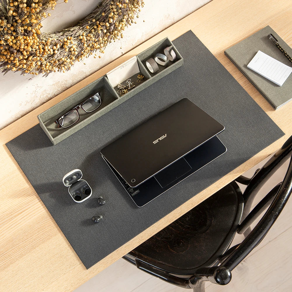 Schwarze Schreibtischunterlage von Bigso Box of Sweden