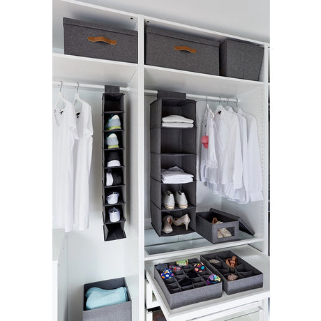 georganiseerde-kledingkast-grijs