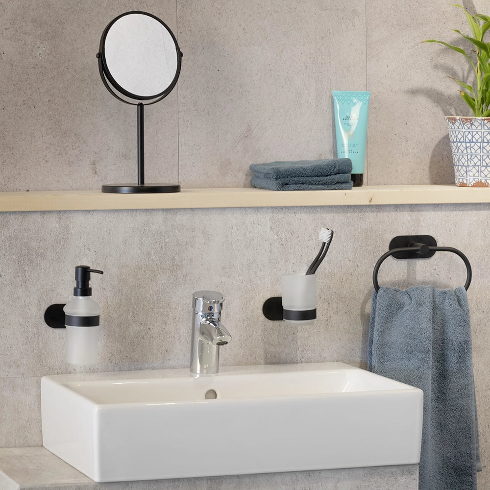 zwarte-accessoires-badkamer