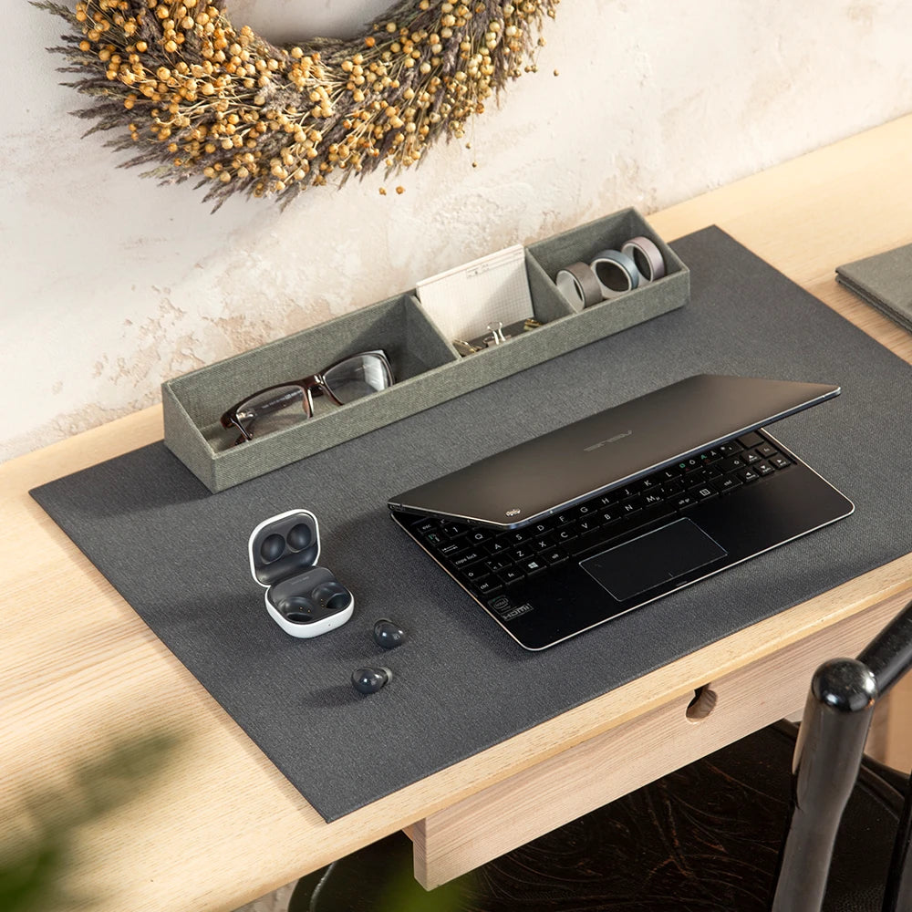 Schwarze Schreibtischunterlage von Bigso Box of Sweden